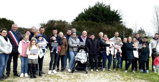 photo  parents et enfants avec les élus sont venus déposer l’ardoise au pied de l’arbre choisi.  &copy;  le maine libre 