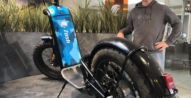 photo  ludovic cochet, pdg de l’entreprise, dans ses vastes locaux de 12 000 m2 à sougé-le-ganelon. ici dans le showroom avec sa trottinette tout-terrain, conçue et fabriquée à l’usine. il en produit un millier par an.  &copy;  ouest-france 