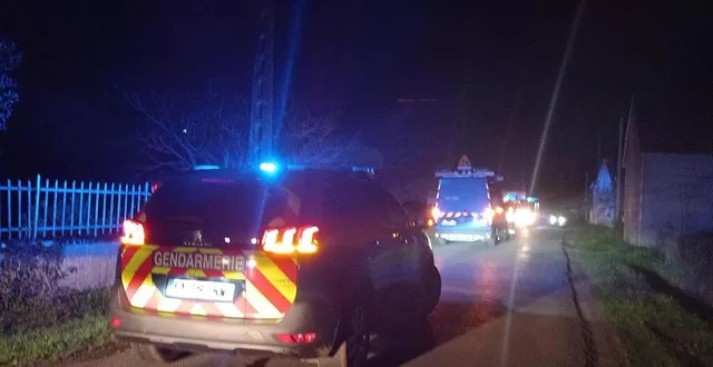 photo  une quinzaine de sapeurs-pompiers ainsi que la gendarmerie étaient intervenus le lundi 18 mars dans un hameau à vaas pour un départ de feu dans une maison inhabitée.  &copy;  photo le maine libre 