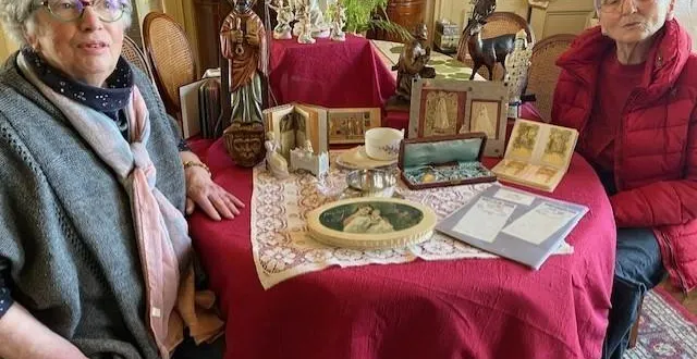 photo  christiane picot, jacqueline guinebault et patrick lepeltier (absent sur la photo) sont les reines et roi des collections insolites. samedi 30 et dimanche 31 mars 2024, les amis de saint-hilaire-du-harcouët (manche) promettent des découvertes originales à saint-martin-de-landelles.  &copy;  ouest france 