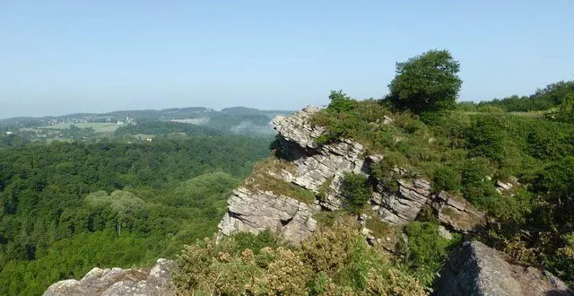 photo  le site de la roche d’oëtre, à st philbert sur orne.  &copy;  montagnes de normandie tourisme 