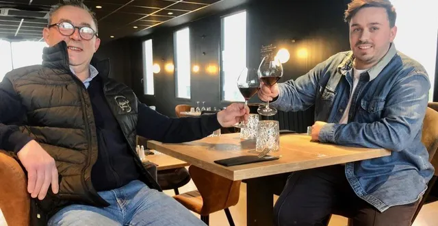 photo  écouflant, le 26 mars 2024. denis (à gauche) et simon dutour trinquent au succès de leur bistrot de l’industrie.  &copy;  co 