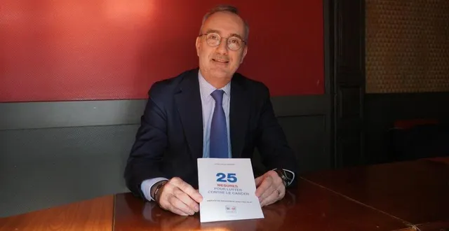 photo  jean-carles grelier sort son cinquième fascicule sur la santé. ce nouvel opus s’intitule « 25 mesures pour lutter contre le cancer ».  &copy;  le maine libre 