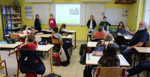 photo  devant le tableau, par petits groupes, les élèves ont présenté leurs actions aux élus.  &copy;  le maine libre 