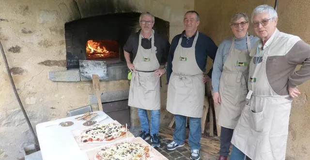 photo  david, stéphane, babette et yannick devant le four à bois.   &copy;  le maine libre 