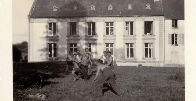 photo  une rare photo de moulins-sur-orne pendant l’occupation : moment récréatif pour des soldats allemands dans le parc du château de bel-oeuvre.  &copy;  collection luc bauché 