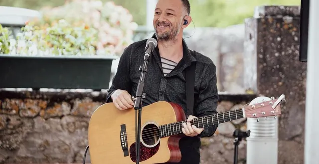 photo  franck dunas est un artiste à multiples facettes, passionné de musique et de sciences. il se met aujourd’hui à l’humour.  &copy;  l’objectif photo de cedric 