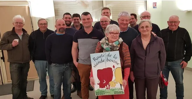 photo  les membres de l’association aux côtés des dirigeants.  &copy;  le maine 