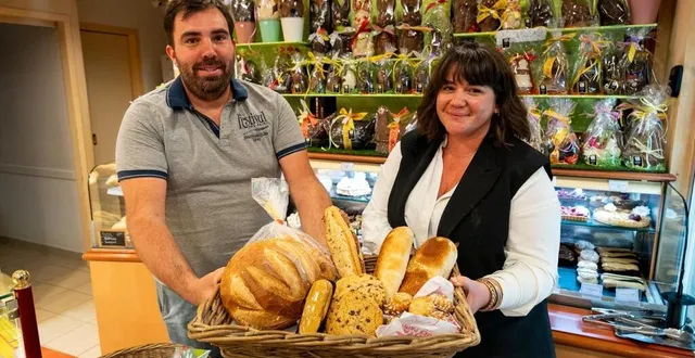 photo  à spay, jonathan et laura de la boulangerie ozan préparent 6 à 8 paniers par jour, disponibles de 19 h 15 à 19 h 30 chaque jour d’ouverture.  &copy;  photo : le maine libre – xavier sarrat 