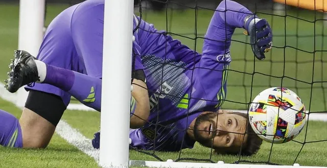 photo  le français hugo lloris n’a rien pu faire sur le coup franc de l’américain djordje mihailovic lors de la défaite de sa franchise de los angeles, face aux colorado rapids.  &copy;  photo : ringo chiu epa/maxppp 