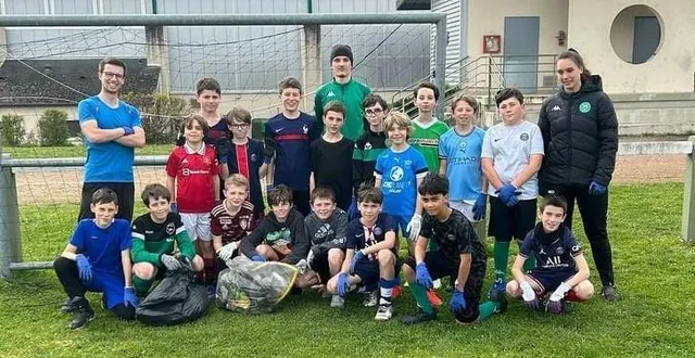photo  le groupe des 13 ans du club de foot accompagné (de gauche à droite) d’alexis gits, président de « qui nettoie si n’est toi ? », alexandre en service civique et marion duvoux à l’origine de l’événement.  &copy;  le maine libre 