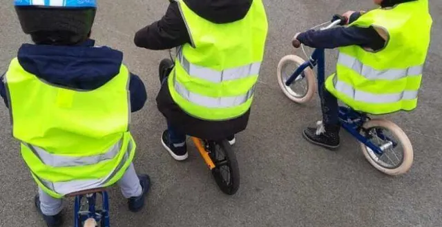 photo  l’association à bicyclette a offert des casques et gilets jaunes aux élèves de l’école masson, complétant des dons de vélos déjà effectués par la collectivité.  &copy;  à bicyclette 