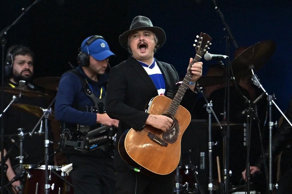 Ligue 1. La rock star Pete Doherty dévoile le troisième maillot du ...