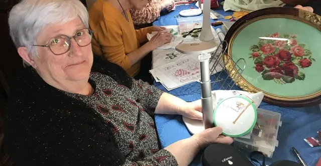 photo  annick giroult pratique la broderie depuis une vingtaine d’années au sein de l’association récréation, à bazouges-cré-sur-loir. elle participe à l’exposition-vente des 5 au 7 avril 2024.  &copy;  le maine libre 