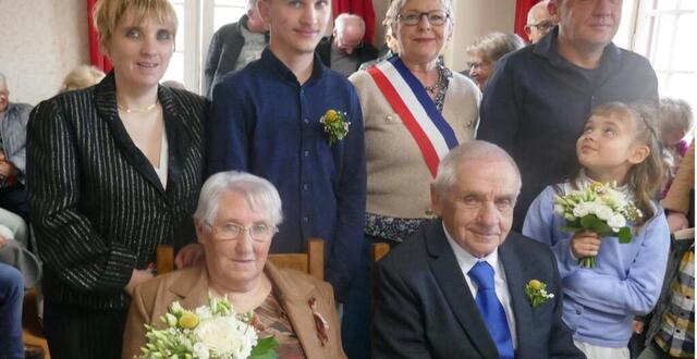 photo  solange et yves collin ont fêté 50 ans de mariage, dans la salle du conseil de saint-christophe-de-valains. 