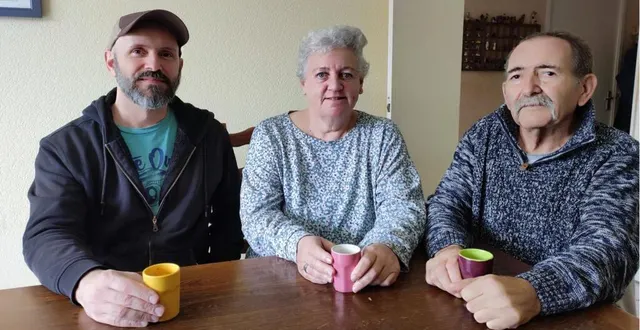 photo  yoann dhion avec sa belle-mère danièle et serge son papa qui lui a donné l’envie d’aimer les arbres.  &copy;  co 