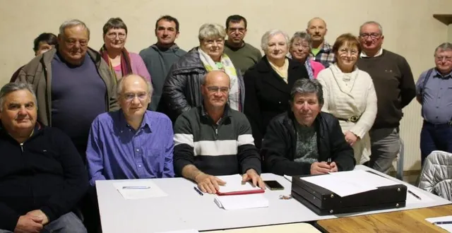 photo  élu mercredi à la tête du comité des fêtes, joël bothereau (assis, deuxième à droite) succède à jean-yves porte.  &copy;  ouest-france 