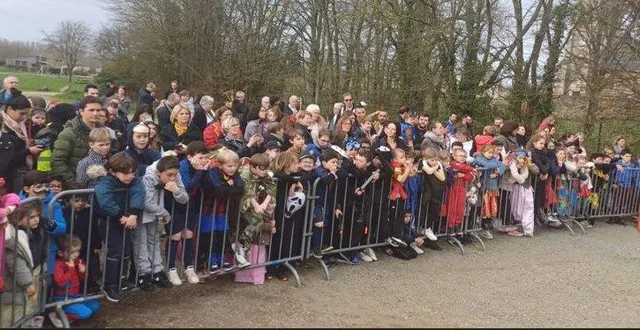 photo  de très nombreuses personnes ont tenu à assister à l’embrasement de monsieur carnaval au sortir de l’hiver. les bénévoles de l’association de parents d’élèves se disent « très satisfaits du succès de cette festivité cette année ».  &copy;  ouest-france 