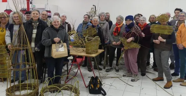 photo  les membres de l’atelier ont offert un petit cadeau à yvette loyal qui continue, à 80 ans, à transmettre son savoir-faire  &copy;  ouest-france 