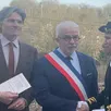 photo un livret historique sur la commune a été offert par philippe bigot, maire, à sandy locq-espallargas, sous-préfète, et laurent marting, conseiller régional et départemental.
