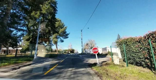 photo  à titre d’essai, il a été installé un panneau stop sur la route du tertre pour fluidifier la circulation dense sur cet axe.  &copy;  le maine libre 