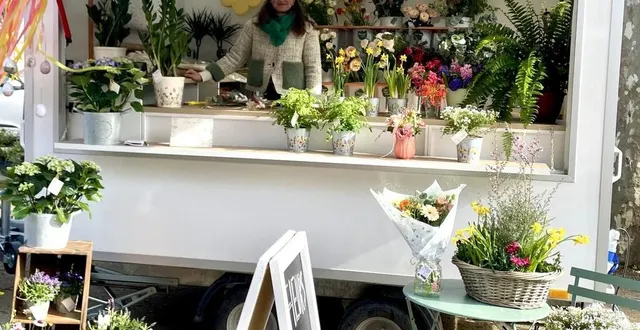 photo  alexandra vinçon dans son flower truck.  &copy;  le maine libre 