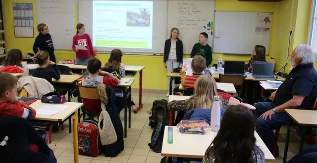 photo  au tableau, par petits groupes, les élèves ont présenté tour à tour leurs projets d’actions.  &copy;  ouest-france 