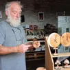 photo  claude harivel est tourneur sur bois et sera présent aux journées européennes des métiers d’art à la carneille (orne), commune déléguée d’athis-val-de-rouvre. 