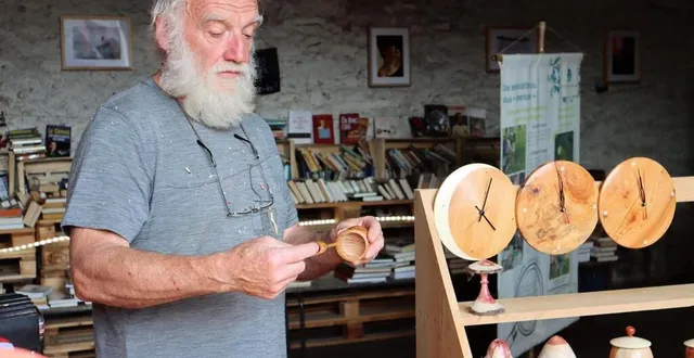 photo  claude harivel est tourneur sur bois et sera présent aux journées européennes des métiers d’art à la carneille (orne), commune déléguée d’athis-val-de-rouvre.  &copy;  archives ouest-france 