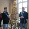 photo  les compagnons charpentiers normand et languedoc devant leur maquette du clocher de l’église saint-sigismond. 