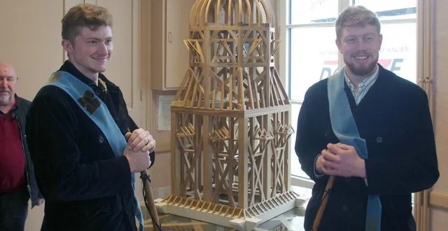 photo  les compagnons charpentiers normand et languedoc devant leur maquette du clocher de l’église saint-sigismond.  &copy;  le maine libre 