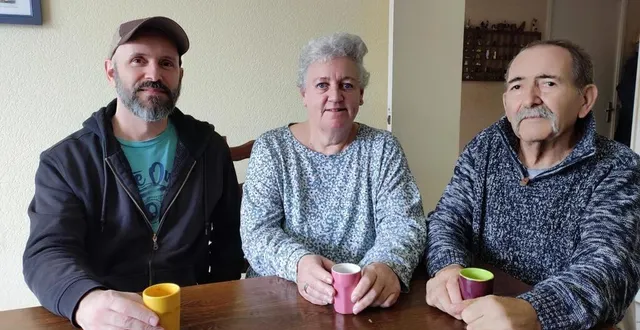 photo  yoann dhion (à gauche), près de danièle dhion, sa belle-mère, et de serge, son père, qui lui a inculqué l’amour des arbres et de la nature.  &copy;  ouest-france 