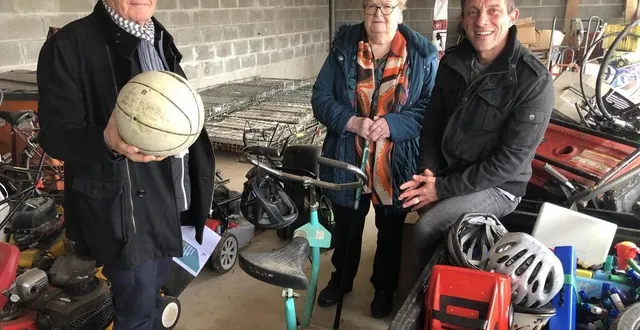 photo  philippe jidouard et isabelle moiteaux, vice-présidents du sitcom, et régis eude, agent du sitcom, avec quelques articles de sport ou de loisirs, désormais triés dans les cinq déchetteries de la région d’argentan.  &copy;  ouest-france 