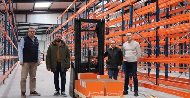 photo  jean-rené beauvais, jérôme livet et jérôme bondoux, accompagnés d’une salariée dans la nouvelle extension de l’entreprise visserie service à parcé-sur-sarthe.  &copy;  ouest-france 