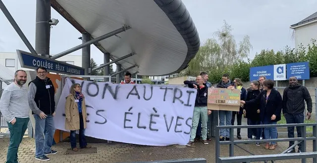 photo  enseignants et parents d’élèves étaient réunis ce mardi 2 avril 2024 devant le collège félix-landreau, à angers, contre la réforme des groupes de niveaux.  &copy;  ouest-france 