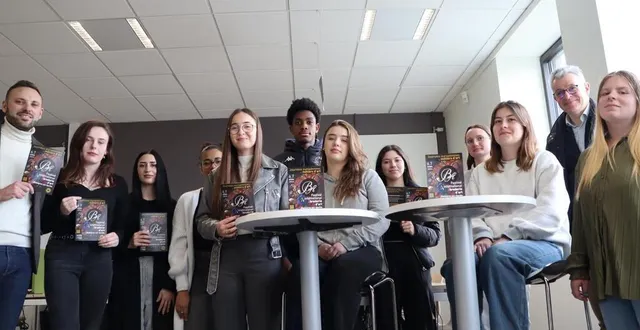 photo  les élèves de terminale bac pro métiers de l’accueil du lycée raphaël-elizé, réunis autour de jean-christophe mille, leur professeur principal (à gauche) et dominique bourneuf, le président de l’association des artisans d’art de malicorne.  &copy;  ouest-france 