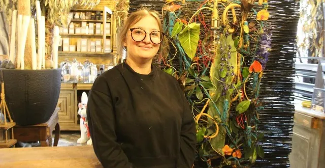 photo  noa mallard, fleuriste en alternance à l’atelier mb de mikaël besnardeau à la flèche (sarthe), a remporté l’or au concours départemental un des meilleurs apprentis de france. derrière elle, son applique murale végétale inspirée de l’univers du plasticien julien creuzet.  &copy;  ouest-france 