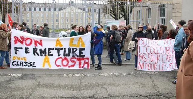 photo  enseignants, syndicats et atsem se sont rassemblés devant le devant le pôle administratif de paixhans au mans.  &copy;  le maine libre 