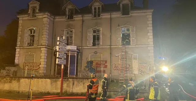 photo  l’incendie a pris dans une bâtisse à l’arrière de celle qui donne sur l’avenue bollée, au mans. les deux étant inhabitées.  &copy;  ouest-france 