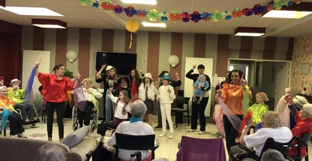 photo  les membres du conseil jeunes de rouillon et les résidents ont fêté carnaval en musique.  &copy;  le maine libre 
