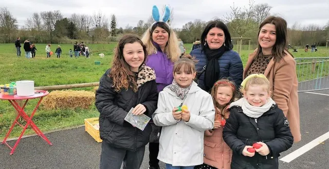 photo  ambre, lou, naelyah et nina, accompagnées de leurs mamans, pour la chasse aux œufs sur la plaine du val’rhonne.  &copy;  le maine libre 