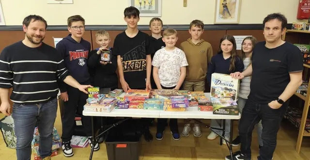 photo  les représentants du local jeune accompagnés de leur animateur dorian (à g.) et nicolas morin le responsable de la médiathèque (à dr.).  &copy;  le maine libre 