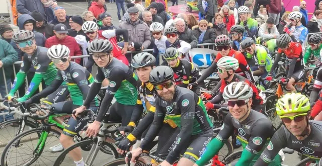 photo  le peloton lors du départ du prix des pissenlits en 2023.  &copy;  archives le maine libre 