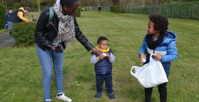 photo  bien aidée par maman, la chasse aux œufs a été bonne.  &copy;  le maine libre 