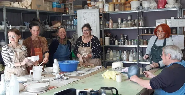 photo  les élèves d’alain vienney préparent une démonstration de raku à l’atelier du grand large dans le cadre des journées européennes des métiers d’art les 13 et 14 avril.  &copy;  co 