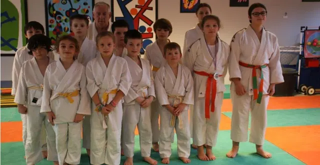 photo  emy sangleboeuf et kélissia quimpert (à droite), accompagnées d’andré boutin, et des jeunes licenciés du club.  &copy;  ouest-france 