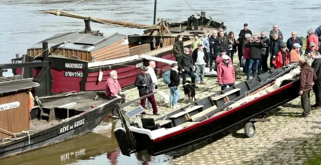 photo  toute la marine de la loire était en fête sur les quais de chalonnes-sur-loire, pour la remise à l’eau de cette plate emblématique du fleuve.  &copy;  ouest-france 