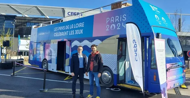 photo  richard viau, adjoint aux sports et aux jumelages, avec steeve bossé, responsable du service des sports, devant le bus olympique qui se présentera à chalonnes-sur-loire, vendredi 12 avril.  &copy;  ouest-france 