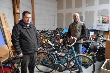 photo Xavier Fossard et Arnaud Jehanne, deux salariés de la ressourcerie Tri-Marrant. Ouest-France 