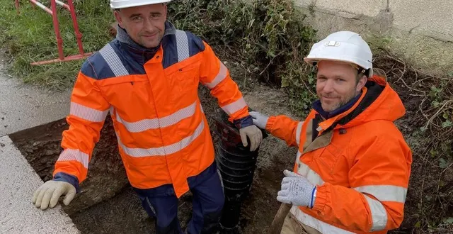 photo  emmanuel carcy et clément lalu, opérateurs réseau eaux de normandie, sur un chantier de pose d’un branchement neuf, au ménil-broult.  &copy;  ouest-france 